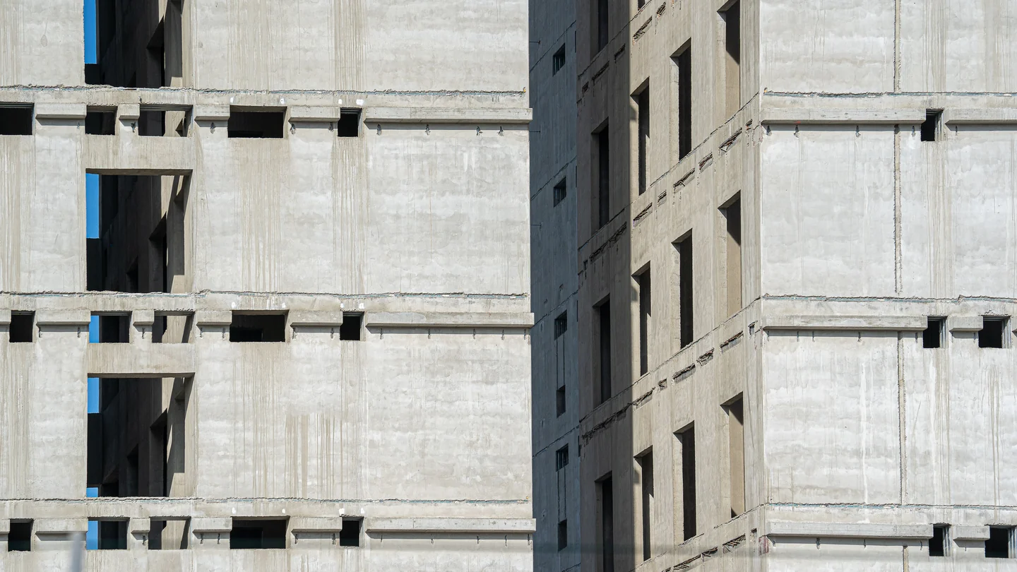 Fachadas de hormigón de un edificio sin terminar