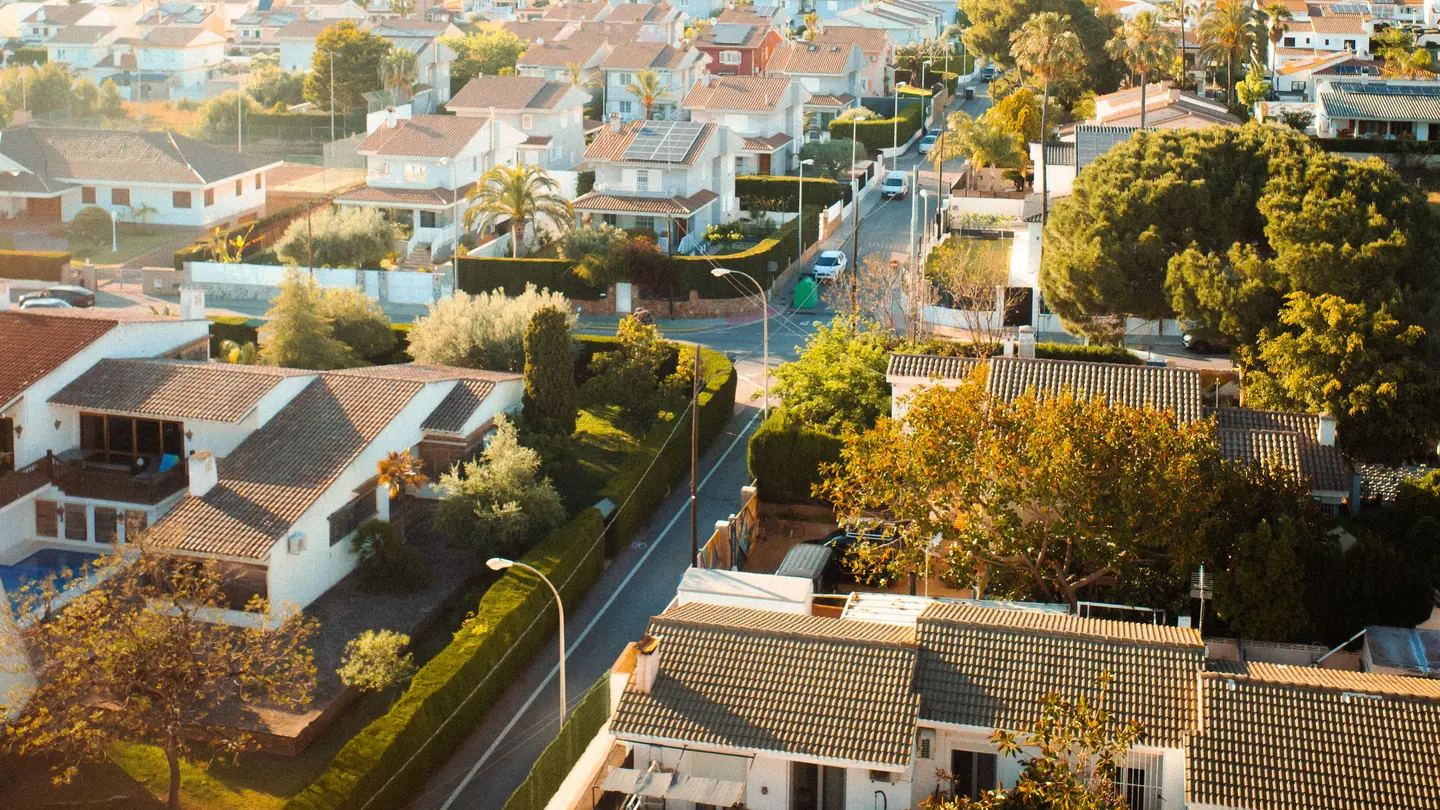 Vista aérea de viviendas, parcelas y calles en Benicàssim