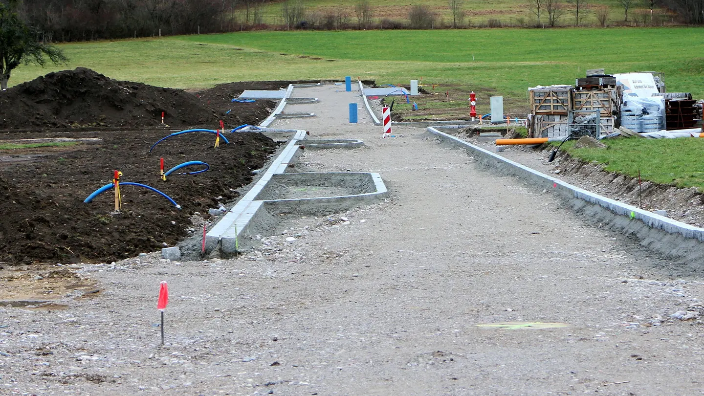 Vial con bordillos y canalizaciones en obras de urbanización